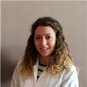 docente di biologia impartisce lezioni per gli studenti di liceo per le discipline di biologia e chimica